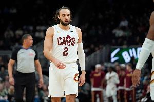 百步穿杨！斯特鲁斯首节5分钟三分5中4贡献12分 正负值+4 - 资讯配图