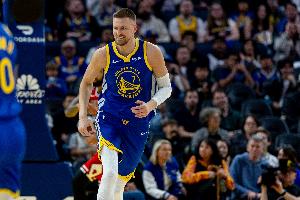 高炮台！波尔津吉斯半场9中4拿到12分4板 三分6中3 - 资讯配图