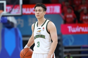 主打组织！赵继伟半场2中0没得分送出5助攻 正负值+4 - 资讯配图