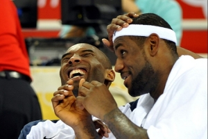 德隆:科比沉浸在自己的世界里 詹姆斯更随和搞怪 绝杀球我选科比 - 资讯配图