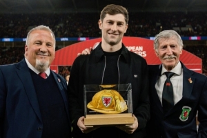 本·戴维斯达成威尔士出战100场里程碑,获颁“金色帽子”纪念品 - 资讯配图