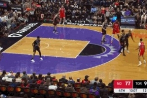 永远自信！普尔外线接球直接脚踩logo命中超远三分球 - 资讯配图