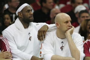 布泽尔:新秀詹姆斯没因天赋摆架子 照样冒着严寒给大Z跑腿 - 资讯配图