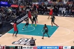 神兵天降！申京抛投不中 阿门腾空暴起单臂战斧补扣 - 资讯配图