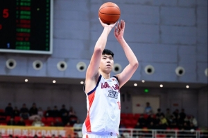 可圈可点！徐昕10投9中高效贡献20分9板0失误0犯规 正负值+29 - 资讯配图