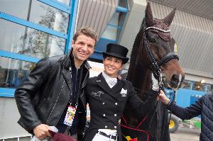 分隔两地!穆勒谈夫妻异地:我选择了足球,有时确实会感到孤独 - 资讯配图