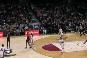 神来之笔！骑士1.3秒后场发球 莫布里助攻埃利斯超远三分压哨命中 - 资讯配图