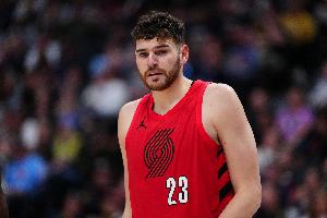 太迷了上篮扣篮全不进！克林根上半场4中0仅得1分 拿到7个篮板 - 资讯配图