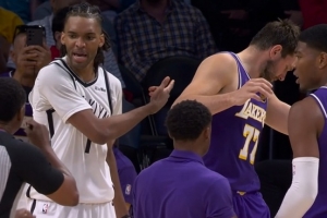 要停赛了！东契奇和扎威发生肢体纠缠 被吹进攻犯规&双方技犯 - 资讯配图