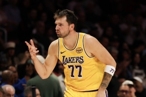 东契奇砍生涯第61次单场40+ 超越利拉德&上升至NBA历史第15位 - 资讯配图