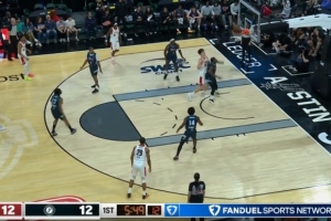 开张了！杨瀚森篮下利用脚步转身勾手得分 此前3中0 - 资讯配图