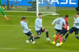 希望无大碍!马杜埃凯被乌拉圭球员撞倒,随后被换下 - 资讯配图