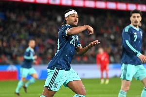 第二春！30岁格纳布里机敏挑射破门，拜仁降薪续约本赛季10球10助 - 资讯配图