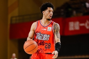 媒体人：广州用略显平民的阵容保持着竞争力 紧咬着季后赛的希望 - 资讯配图