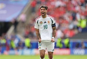 匈牙利主帅：我没管斯洛特让索博踢边后卫，他也别管我是否轮休 - 资讯配图