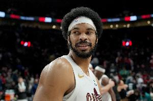 贾勒特·阿伦:阿特金森为我设计第一攻战术 但他还不习惯我登场 - 资讯配图