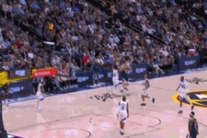 他会魔法吧！约基奇中场超远压哨三分球弹了三下入筐 - 资讯配图