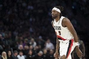 小腿伤势退赛!格兰特8中4拿到19分4板1断2帽 - 资讯配图