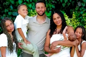 库里：我有三个孩子的预产期都在休赛期 正好有时间陪伴妻子生产 - 资讯配图