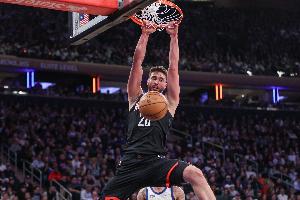 多次上演隔扣！申京上半场7投5中 拿到10分4篮板5助攻2盖帽 - 资讯配图