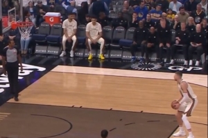 深陷伤病潮!比赛直播镜头扫过勇士板凳席 冷冷清清只剩两人 - 资讯配图