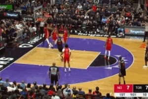 无视补防！斯科蒂·巴恩斯低位转身到篮下迎着米西单臂隔扣 - 资讯配图