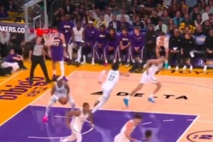 干啥呢？东契奇投篮不中后向裁判抱怨 湖人连续出现4防5 - 资讯配图