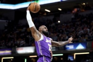 湖人收官的9大看点：LBJ里程碑倒计时&东契奇冲MVP&轮休还是硬拼 - 资讯配图