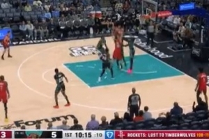 摧枯拉朽！申京中路突击 腾空而起力压GG·杰克逊暴力隔扣 - 资讯配图