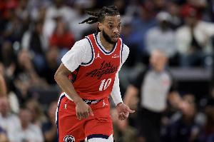 等你追分呢!加兰半场8中3拿到8分4助 崴脚返回更衣室 - 资讯配图