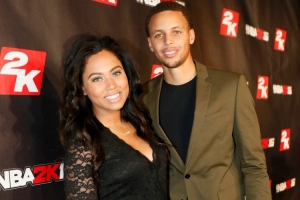 库里：没有完美的婚姻 也没有完美的人 两口子过日子要相互扶持 - 资讯配图