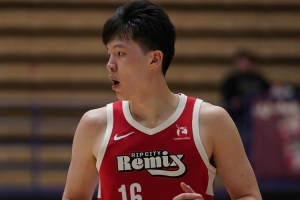 进攻再找找状态!杨瀚森首节8分钟 4中1&三分2中0拿4分3板 - 资讯配图