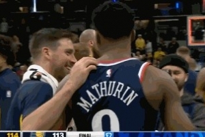 场下还是朋友！马瑟林与步行者老队友们拥抱交流 - 资讯配图