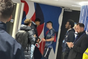 英格兰vs乌拉圭赛后，贝林厄姆与巴尔韦德在混合采访区聊天 - 资讯配图