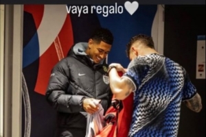 贝林厄姆晒与巴尔韦德互换球衣:我爱你兄弟,多棒的礼物啊 - 资讯配图