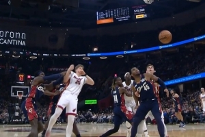 一回合7分！施罗德被吹一级恶意犯规 热火3+1打成后再中3分 - 资讯配图