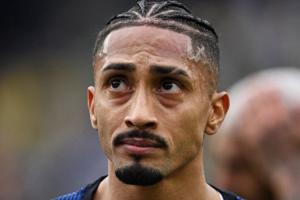 巴西官方：拉菲尼亚和韦斯利右大腿后侧肌肉受伤，退出本期巴西队 - 资讯配图