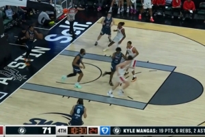 秀翻了！杨瀚森持球转身突破 连续脚步虚晃直接左手帅气挑篮！ - 资讯配图