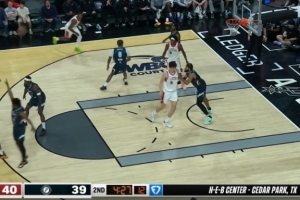 回来就有效果！杨瀚森刚上场就拼抢拿到篮板 助攻肯特命中三分 - 资讯配图