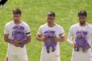 伊朗足协副主席谈赛前捧书包：国家队球员对空袭遇难儿童非常难过 - 资讯配图