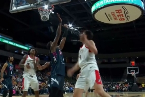 又针对我？杨瀚森掩护后下顺 篮下强攻被吹走步违例 - 资讯配图