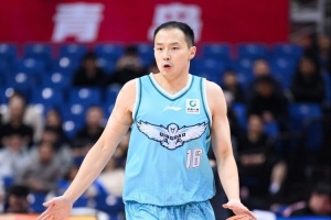 念旧？王奕博战旧主21分钟3中1拿2分有4失误4犯规 正负值-14最低 - 资讯配图