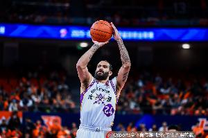 冲锋陷阵!里勒半场10中7狂轰21分 三分5中3 - 资讯配图