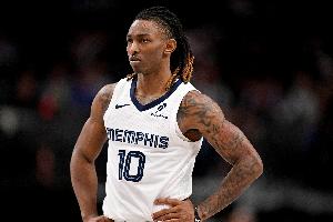 次轮48号秀！斯莫尔上半场6中5得到12分2板2助1断 三分2中2 - 资讯配图