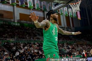 你俩没得喷!莫兰德10中7拿16分6板2助2帽 威尔斯11中8砍21分4板 - 资讯配图