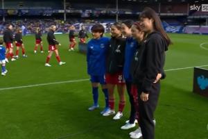 埃弗顿女足vs利物浦女足赛前，双方球员为5名日本女足国脚列队 - 资讯配图