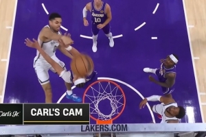 好在是年轻！米诺特突破隔着海斯砸扣2+0重摔臀部 调整后继续打 - 资讯配图