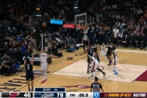 球进灯亮！斯特鲁斯压哨三分命中 率队将优势扩大到35分 - 资讯配图