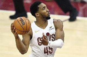 兄弟们我上不了双！米切尔半场7中1得2分4板5助3断 骑士领先35分 - 资讯配图