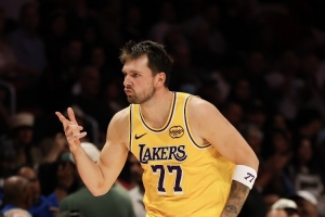 夸梅：沃西称东契奇队史最强太扯了 脑子坏了？为了流量什么都说 - 资讯配图